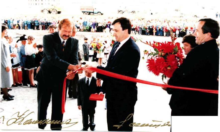 Открытие нового здания школы 1996 год. Директор школы Дутов Сергей Иванович